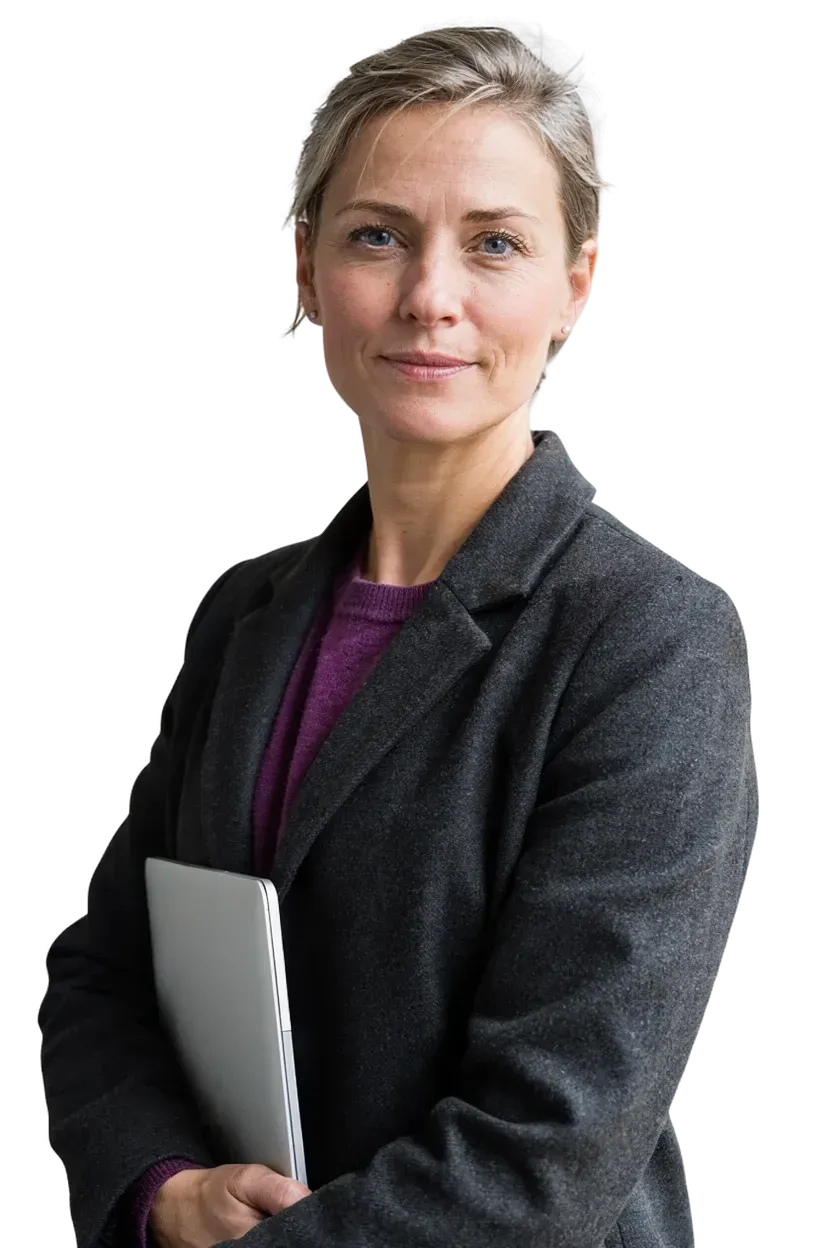 Ein Leiter der IT-Sicherheit hält einen Laptop und blickt in die Kamera