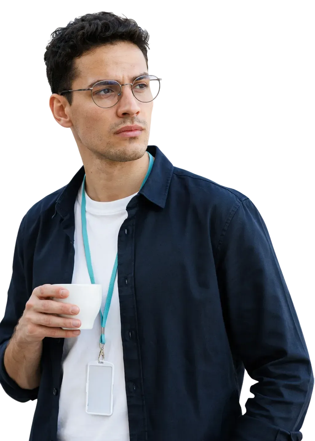 Ein junger Analyst mit einem Kaffee liest eine Antwort auf einem Bildschirm