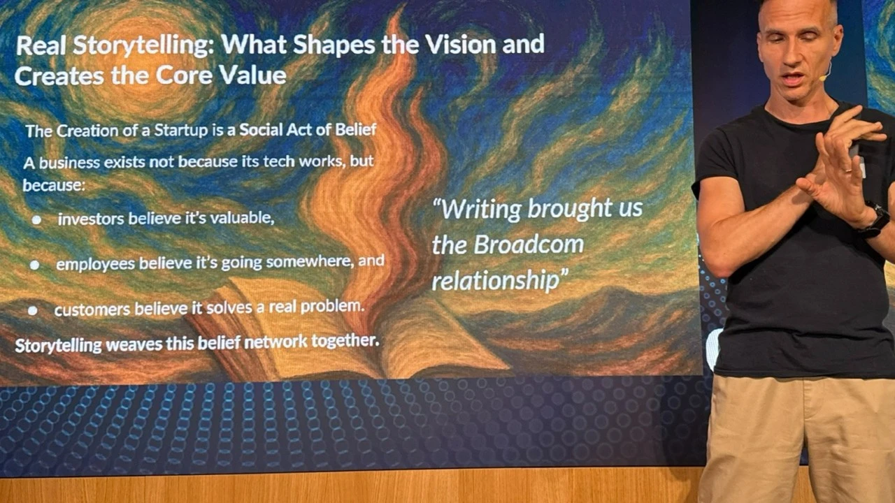 Laurent Balmelli auf der Bühne neben seiner Folie «Real Storytelling: What Shapes the Vision and Creates the Core Value»
