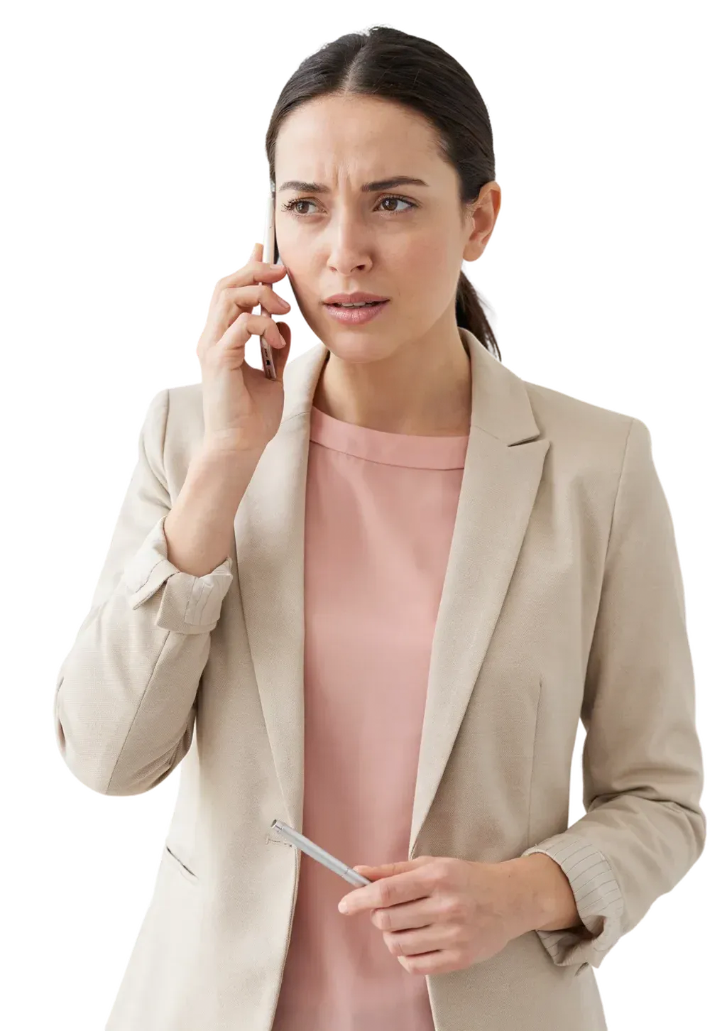 Ein Büroangestellter telefoniert und ist unsicher, ob die anrufende Person wirklich die ist, für die sie sich ausgibt