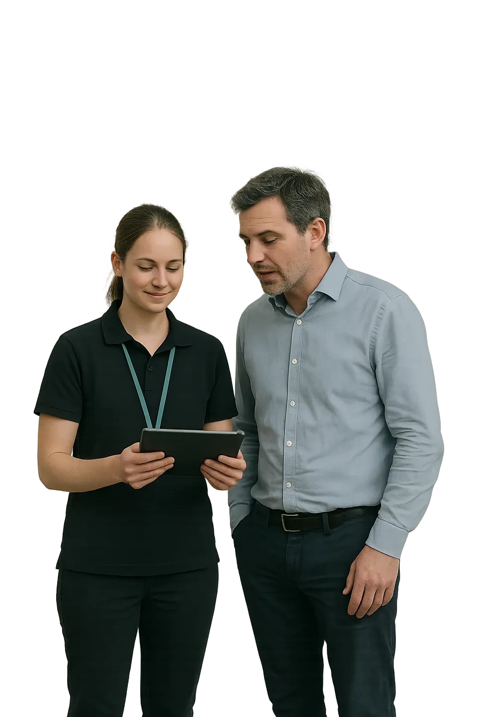 Ein Ausbilder erklärt einem Metallbau-Auszubildenden ein Lernmodul auf einem Tablet, freigestellt vor dem Seitenhintergrund