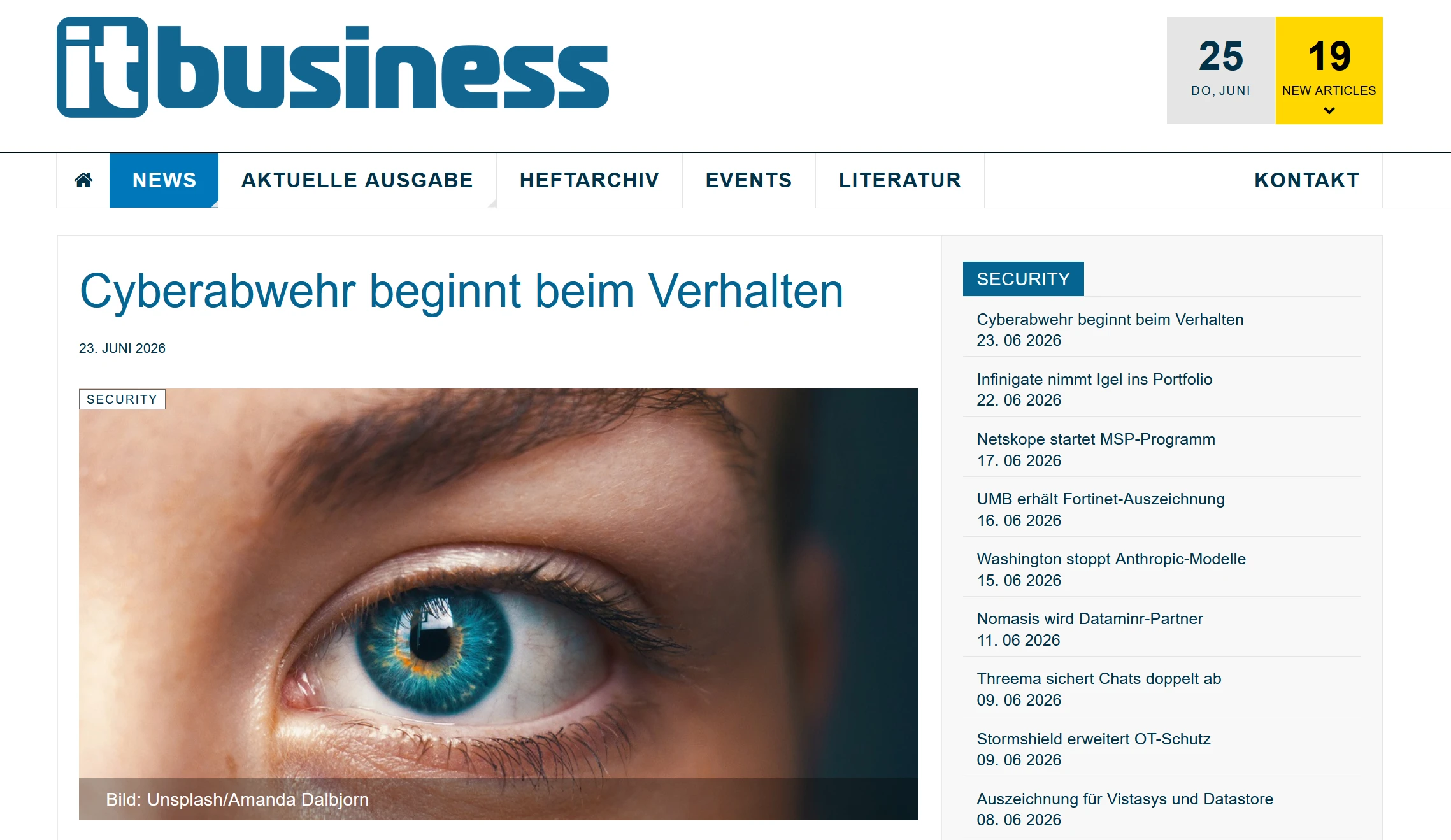 Screenshot of itbusiness.ch: article "Cyberabwehr beginnt beim Verhalten" with a close-up photo of a blue eye