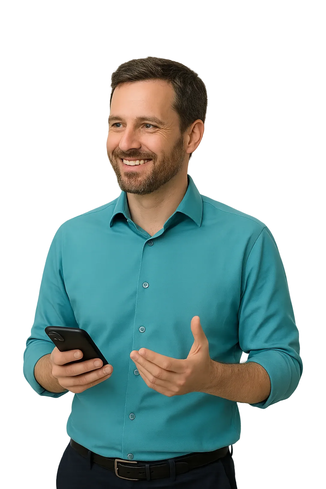 Ein IT-Leiter eines Fertigungsunternehmens hält ein Smartphone, freigestellt vor dem Seitenhintergrund